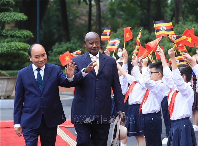 President Nguyen Xuan Phuc hosts a welcome ceremony for Ugandan President Yoweri Kaguta Museveni in Hanoi on November 24. VNA Photo