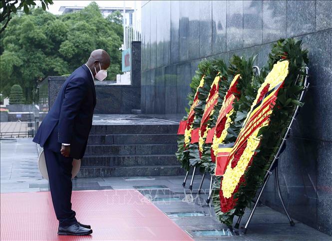 Ugandan President Yoweri Kaguta Museveni pays tribute to late President Ho Chi Minh at his mausoleum in Hanoi on November 24. VNA Photo