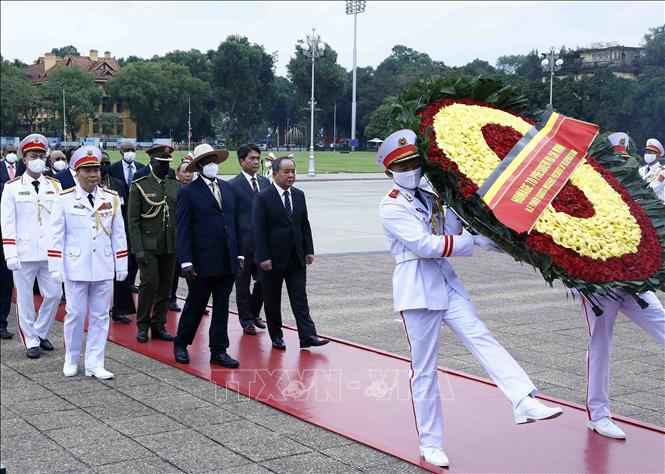 Ugandan President Yoweri Kaguta Museveni pays tribute to late President Ho Chi Minh at his mausoleum in Hanoi on November 24. VNA Photo