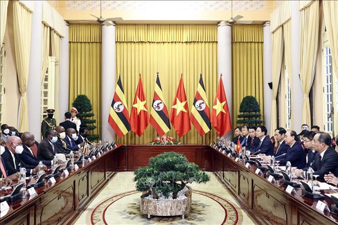 President Nguyen Xuan Phuc and Ugandan President Yoweri Kaguta Museveni hold talks in Hanoi on November 24. VNA Photo