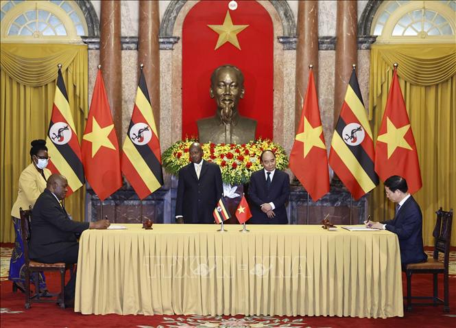 President Nguyen Xuan Phuc and Ugandan President Yoweri Kaguta Museveni witness the signing of cooperation documents in information and communications in Hanoi on November 24. VNA Photo