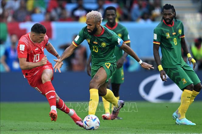 Trong ảnh: Tiền vệ Granit Xhaka (trái) của Thụy Sĩ tranh bóng với tiền đạo Eric Maxim Choupo-Moting (giữa) của Cameroon. Ảnh: AFP/TTXVN