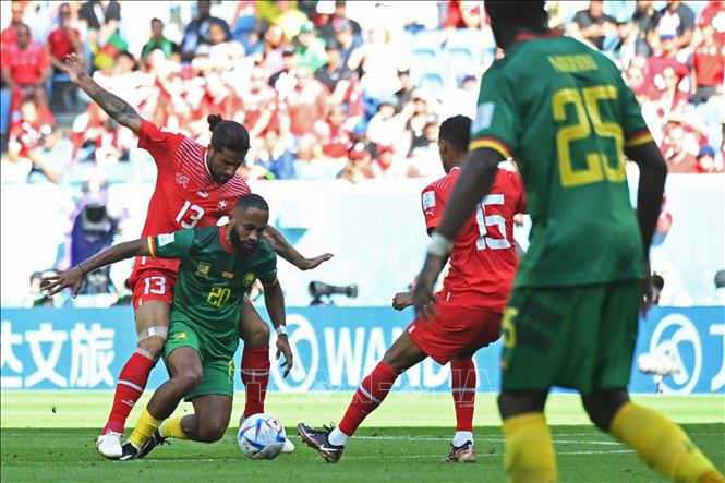 Bryan Mbeumo và Choupo-Moting đã liên tiếp đe dọa khung thành của Yann Sommer khi Cameroon đang chơi phản công tốt trước Thụy Sĩ. Trong ảnh: Tiền đạo Bryan Mbeumo (số 20) của Cameroon nỗ lực kiểm soát bóng trước các cầu thủ Thụy Sĩ. Ảnh: AFP/TTXVN