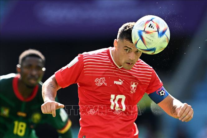 Pha đánh đầu của tiền vệ Thụy Sĩ Granit Xhaka trong trận đấu. Ảnh: AFP/TTXVN