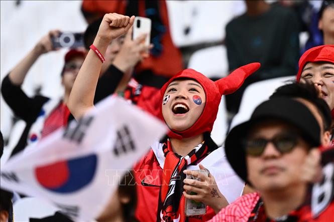 Cổ động viên Hàn Quốc cổ vũ đội nhà. Ảnh: AFP/ TTXVN