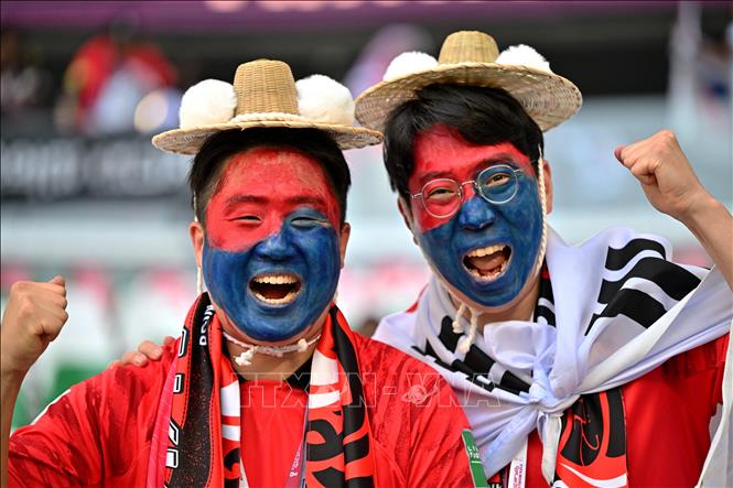 Cổ động viên Hàn Quốc cổ vũ đội nhà. Ảnh: AFP/ TTXVN