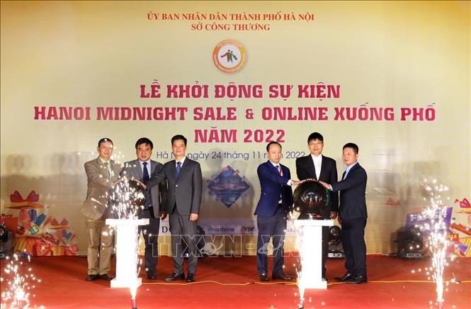 Lãnh đạo Hà Nội nhấn nút khởi động sự kiện “Hà Nội đêm không ngủ - Ha Noi Midnight Sale” và “Online xuống phố”. Ảnh: Phương Anh-TTXVN 