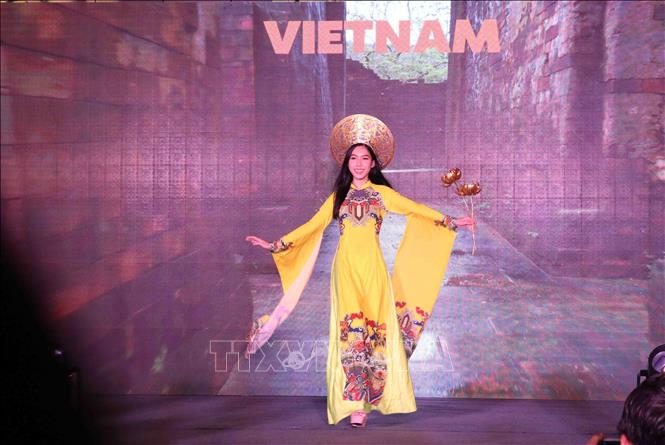 Trong ảnh: Chương trình trình diễn thời trang dân tộc đặc trưng các quốc gia ASEAN. Ảnh: Xuân Khu-TTXVN