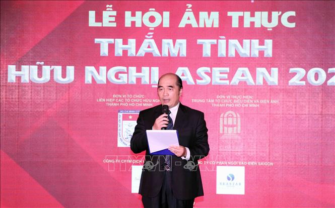Trong ảnh: Ông Hồ Xuân Lâm, Phó Chủ tịch Liên hiệp các tổ chức hữu nghị Thành phố Hồ Chí Minh phát biểu khai mạc Lễ hội. Ảnh: Xuân Khu-TTXVN