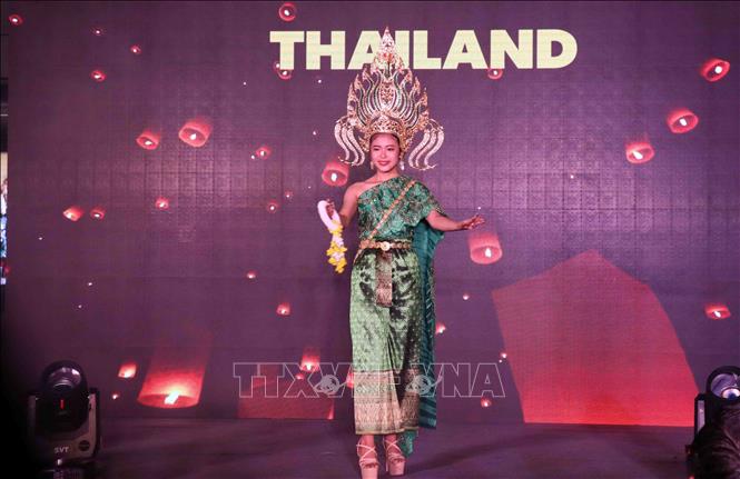 Trong ảnh: Chương trình trình diễn thời trang dân tộc đặc trưng các quốc gia ASEAN. Ảnh: Xuân Khu-TTXVN