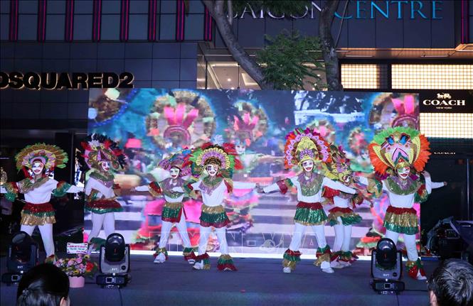 Trong ảnh: Chương trình biểu diễn nghệ thuật truyền thống khai mạc Lễ hội Ẩm thực “Thắm tình hữu nghị khối ASEAN 2022”. Ảnh: Xuân Khu-TTXVN