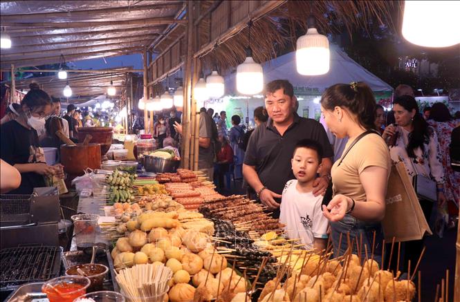 Trong ảnh: Nhiều món ăn đường phố đặc sắc được giới thiệu tại Lễ hội Ẩm thực “Thắm tình hữu nghị khối ASEAN 2022” . Ảnh: Xuân Khu-TTXVN