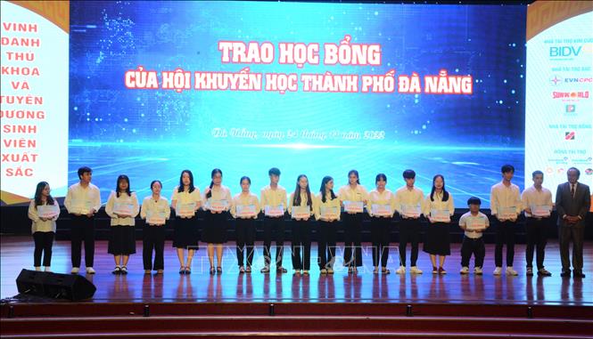 Đại học Đà Nẵng trao học bổng cho sinh viên. Ảnh: Văn Dũng - TTXVN