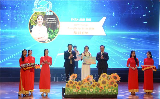 Ban tổ chức trao phần thưởng cho sinh viên Thủ khoa Trường Đại học Kinh tế - Đại học Đà Nẵng. Ảnh: Văn Dũng - TTXVN