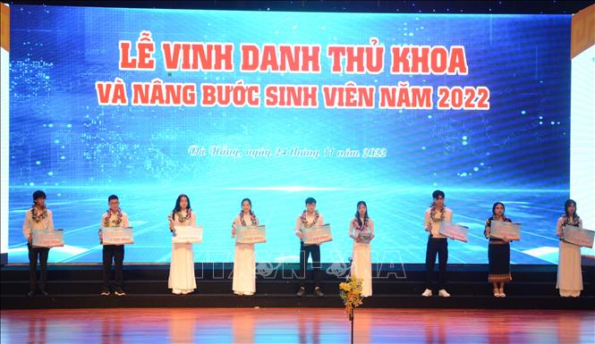 Đại học Đà Nẵng vinh danh 9 tân Thủ khoa. Ảnh: Văn Dũng - TTXVN