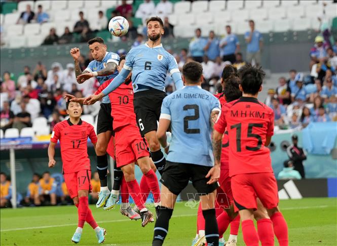 Pha bật cao đánh đầu của tuyển thủ Uruguay Rodrigo Bentancur (phía trên). Ảnh: THX/ TTXVN