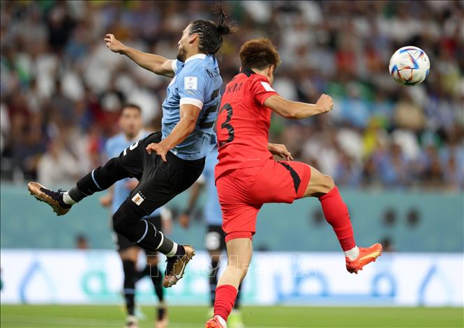 Pha tranh bóng giữa Martin Caceres (trái) tuyển Uruguay và Kim Jin-su tuyển Hàn Quốc trong trận đấu. Ảnh: THX/ TTXVN