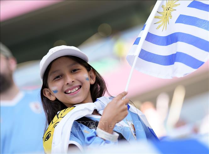 Cổ động viên nhí của đội tuyển Uruguay. Ảnh: THX/ TTXVN