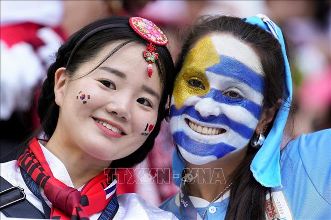 Cổ động viên Uruguay và Hàn Quốc. Ảnh: THX/ TTXVN