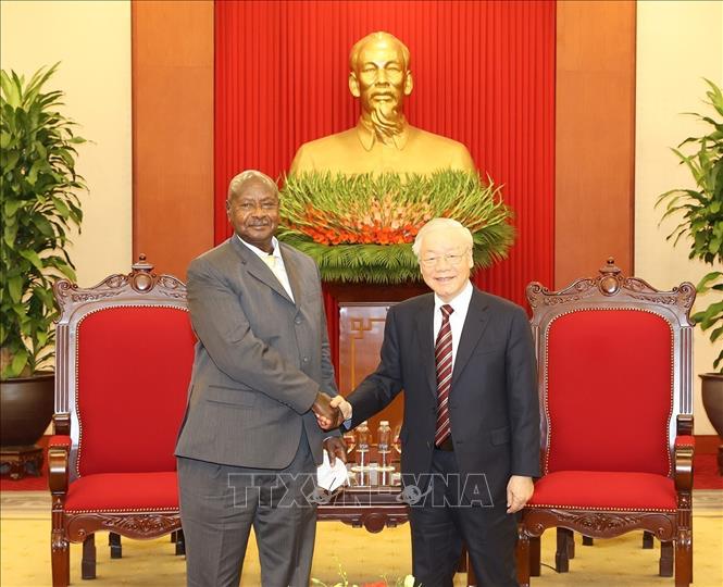 Vietnamese Party General Secretary Nguyen Phu Trong (R) and visiting Ugandan President Yoweri Kaguta Museveni. VNA Photo: Trí Dũng