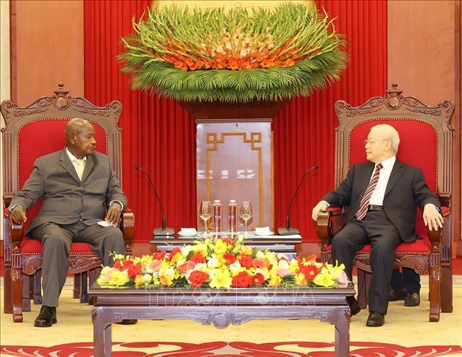 Vietnamese Party General Secretary Nguyen Phu Trong (R) and visiting Ugandan President Yoweri Kaguta Museveni. VNA Photo: Trí Dũng