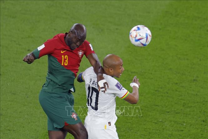 Hậu vệ Bồ Đào Nha Danilo Pereira (trái) tranh bóng bổng với trung vệ Andre Ayew (Ghana). Ảnh: AFP/TTXVN