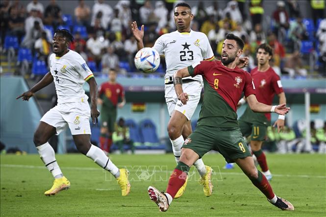 Cầu thủ Bồ Đào Nha Bruno Fernandes (phía trước, phải) tranh bóng với Alexander Djiku (Ghana). Ảnh: THX/TTXVN