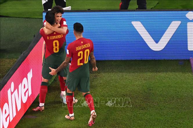 Các cầu thủ Bồ Đào Nha ăn mừng bàn thắng vào lưới đội tuyển Ghana. Ảnh: AFP/TTXVN