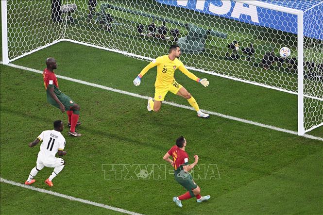Tiền đạo Osman Bukari (trái) ghi bàn thắng thứ 2 cho đội tuyển Ghana vào lưới đối thủ Bồ Đào Nha. Ảnh: AFP/TTXVN