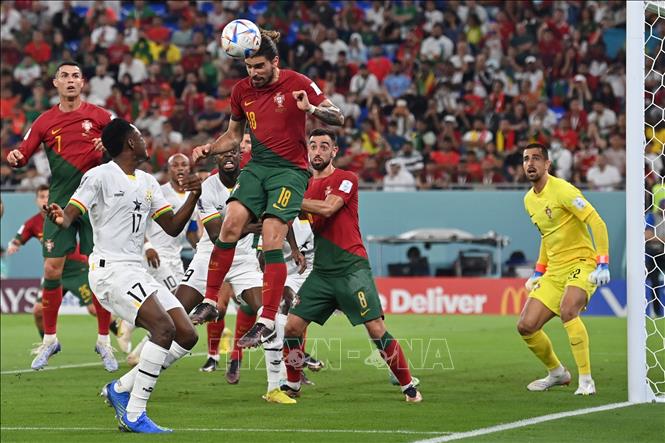 Pha tranh chấp bóng bổng quyết liệt giữa các cầu thủ hai đội. Ảnh: AFP/TTXVN