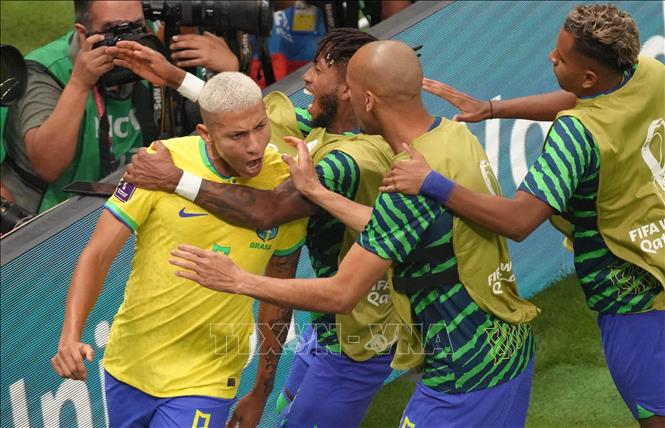 Các tuyển thủ Brazil chia vui cùng Richarlison (trái) sau bàn thắng đẹp mắt vào lưới tuyển Serbia, nâng tỷ số lên 2-0. Ảnh: THX/TTXVN
