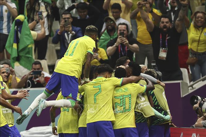 Trong ảnh: Niềm vui chiến thắng của các tuyển thủ Brazil trong trận ra quân gặp Serbia. Ảnh: THX/TTXVN