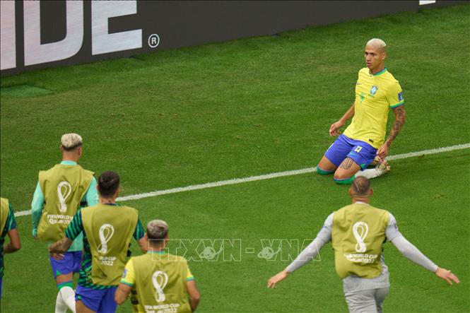 Trong ảnh: Tiền đạo Brazil Richarlison (phải) ăn mừng bàn thắng vào lưới tuyển Serbia. Ảnh: THX/TTXVN