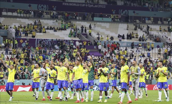 Trong ảnh: Các tuyển thủ Brazil cảm ơn người hâm mộ sau chiến thắng 2-0 trước Serbia ngày ra quân. Ảnh: THX/TTXVN