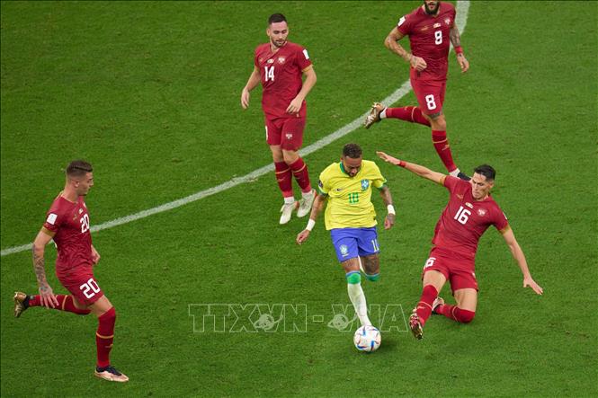 Trong ảnh: Tiền đạo Neymar (giữa) của Brazil luôn được các cầu thủ Serbia 