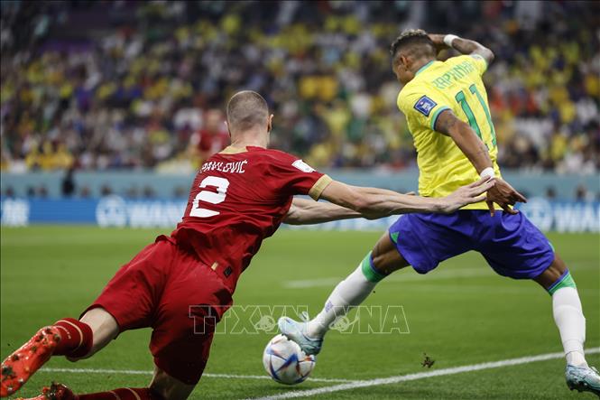Trong ảnh: Hậu vệ Serbia Strahinja Pavlovic (trái) cản đường đi bóng của tiền đạo Brazil Raphinha. Ảnh: THX/TTXVN