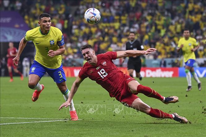 Trong ảnh: Tiền đạo Serbia Dusan Vlahovic (phải) nỗ lực kiểm soát bóng trước Thiago Silva của Brazil. Ảnh: THX/TTXVN