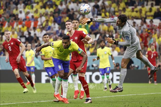 Trong ảnh: Thủ môn Alisson (phải) của Brazil phá bóng cứu nguy cho đội nhà trong trận gặp Serbia. Ảnh: THX/TTXVN