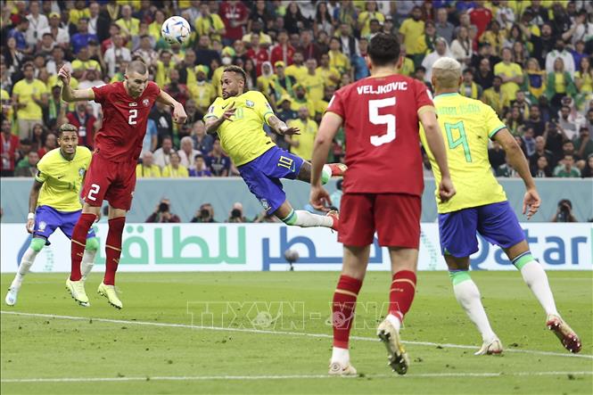 Trong ảnh: Pha tranh bóng bổng giữa tiền đạo Neymar (số 10) của Brazil với hậu vệ Strahinja Pavlovic (số 2) của Serbia. Ảnh: THX/TTXVN