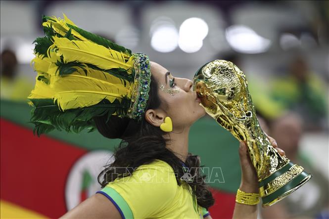 Trong ảnh: Cổ động viên Brazil với khát vọng vô địch World Cup 2022. Ảnh: THX/TTXVN