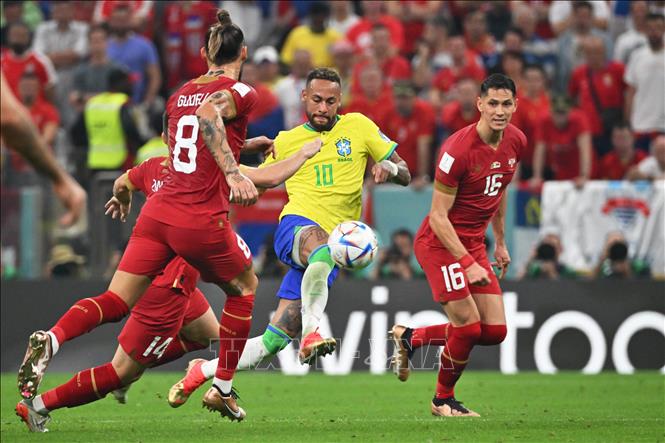 Trong ảnh: Tiền đạo Brazil Neymar (thứ 2, phải) nỗ lực đi bóng trong sự vây hãm của các cầu thủ Serbia. Ảnh: AFP/TTXVN
