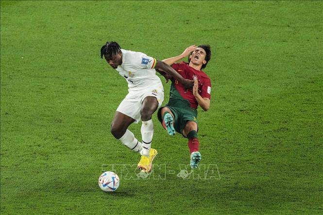 Pha tranh bóng quyết liệt giữa Mohammed Salisu (trái) của Ghana và Joao Felix của Bồ Đào Nha. Ảnh: THX/TTXVN