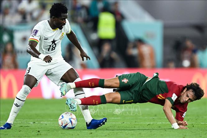 Joao Felix (phải) của Bồ Đào Nha tranh bóng với Daniel Amartey của Ghana. Ảnh: THX/TTXVN