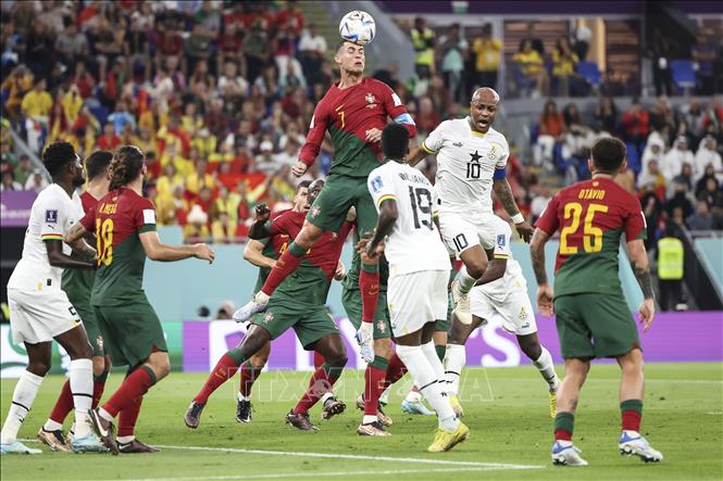 Cristiano Ronaldo (trên) của Bồ Đào Nha bật cao đánh đầu. Ảnh: THX/TTXVN