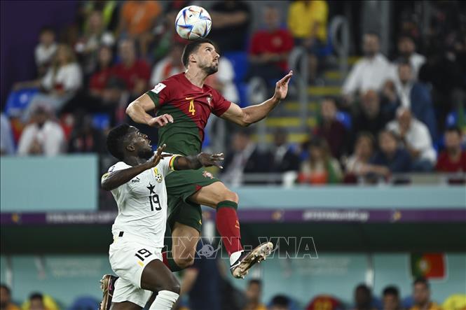 Pha không chiến giữa Ruben Dias (phải) của Bồ Đào Nha và Inaki Williams của Ghana. Ảnh: THX/TTXVN