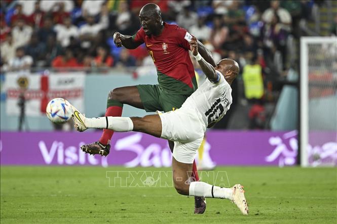 Pha tranh bóng quyết liệt giữa Danilo Pereira (trái) của Bồ Đào Nha và Andre Ayew của Ghana. Ảnh: THX/TTXVN