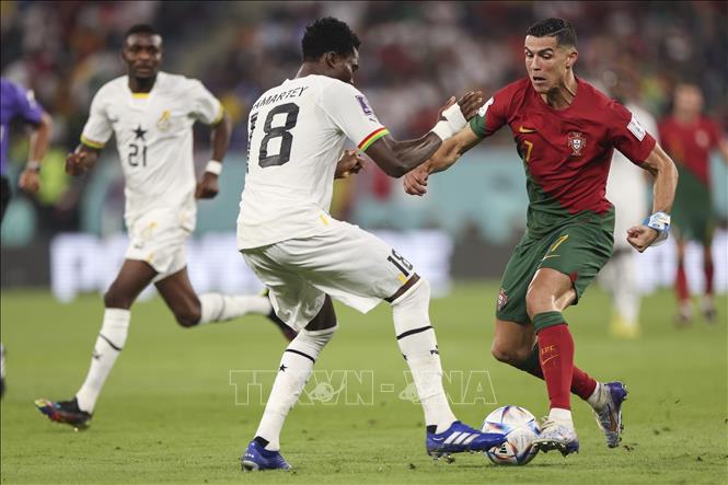 Pha tranh bóng giữa Cristiano Ronaldo (phải) của Bồ Đào Nha và Daniel Amartey của Ghana. Ảnh: THX/TTXVN