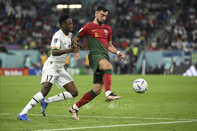 Bruno Fernandes (phải) của Bồ Đào Nha đi bóng trước Baba Rahman của Ghana. Ảnh: THX/TTXVN