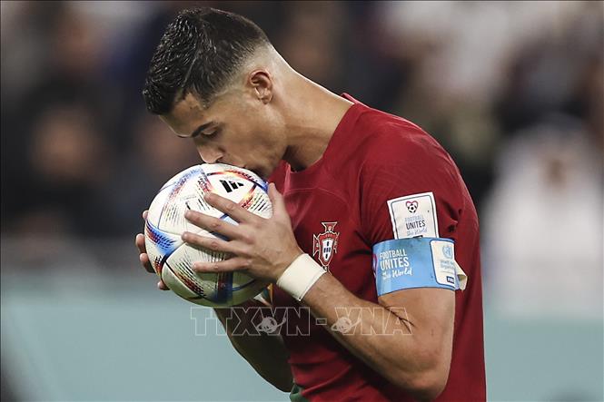Tiền đạo Cristiano Ronaldo của Bồ Đào Nha hôn lên trái bóng trước khi thực hiện cú sút phạt đền. Ảnh: THX/TTXVN