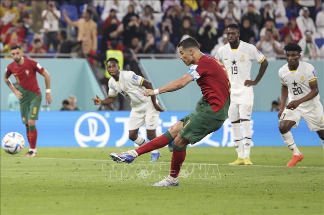 Tiền đạo Cristiano Ronaldo của Bồ Đào Nha thực hiện cú sút trên chấm 11m về phía khung thành của Ghana. Ảnh: THX/TTXVN